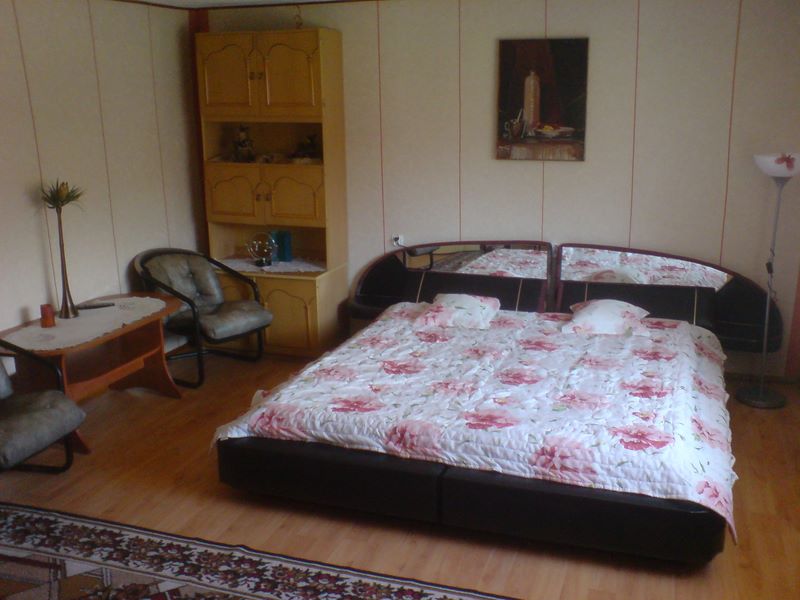 Pokój z dużym łóżkiem